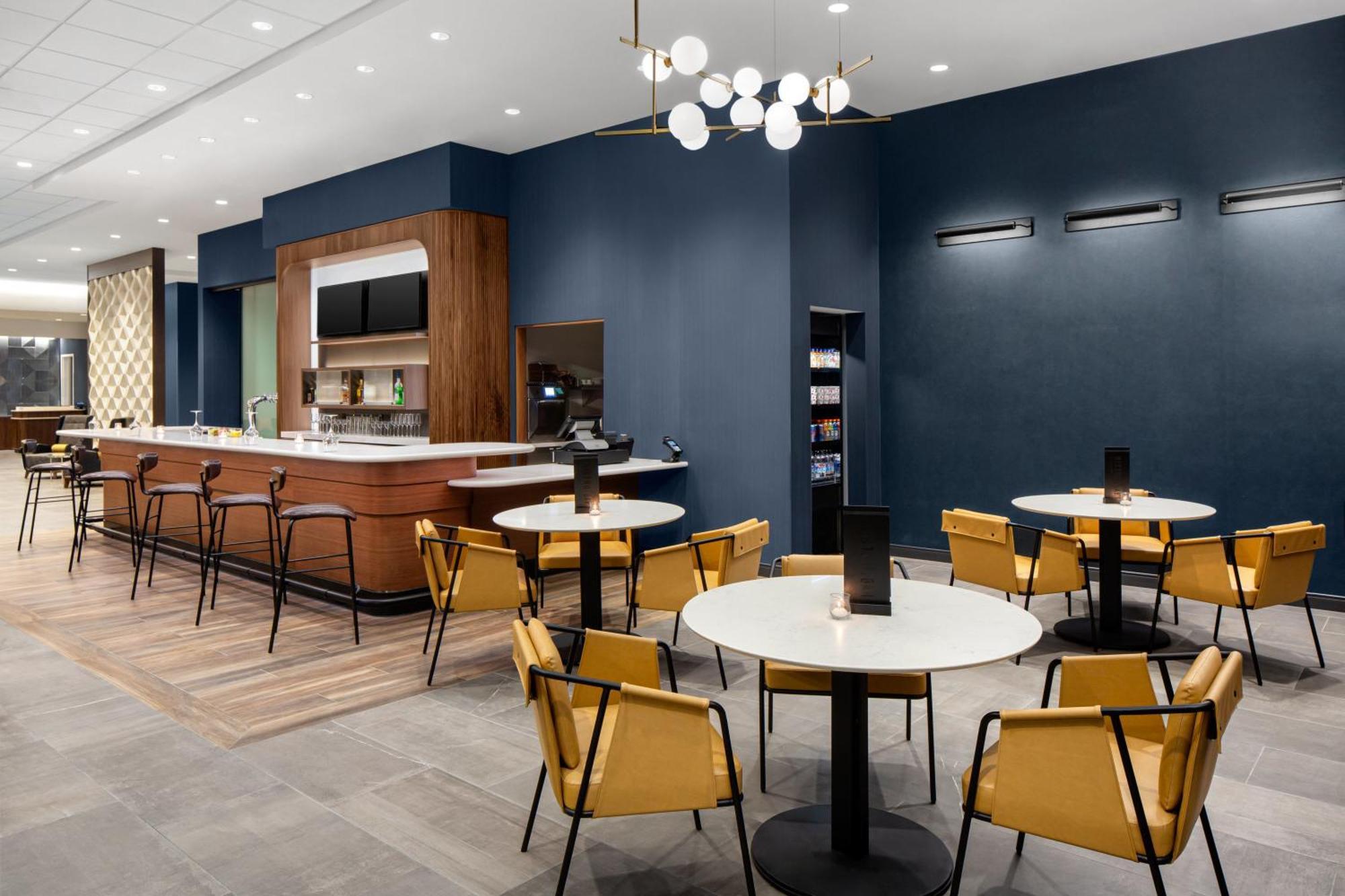 Courtyard By Marriott Lansing Downtown Hotel Екстериор снимка