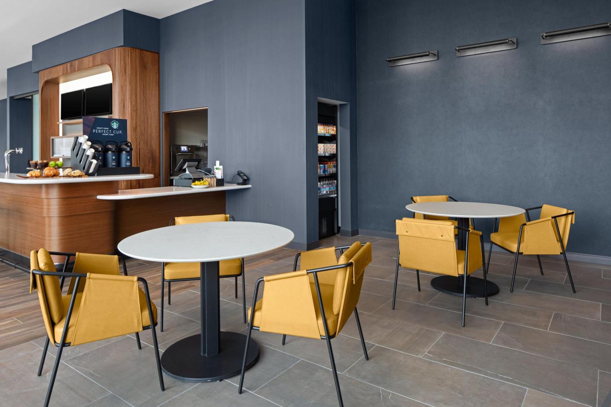 Courtyard By Marriott Lansing Downtown Hotel Екстериор снимка