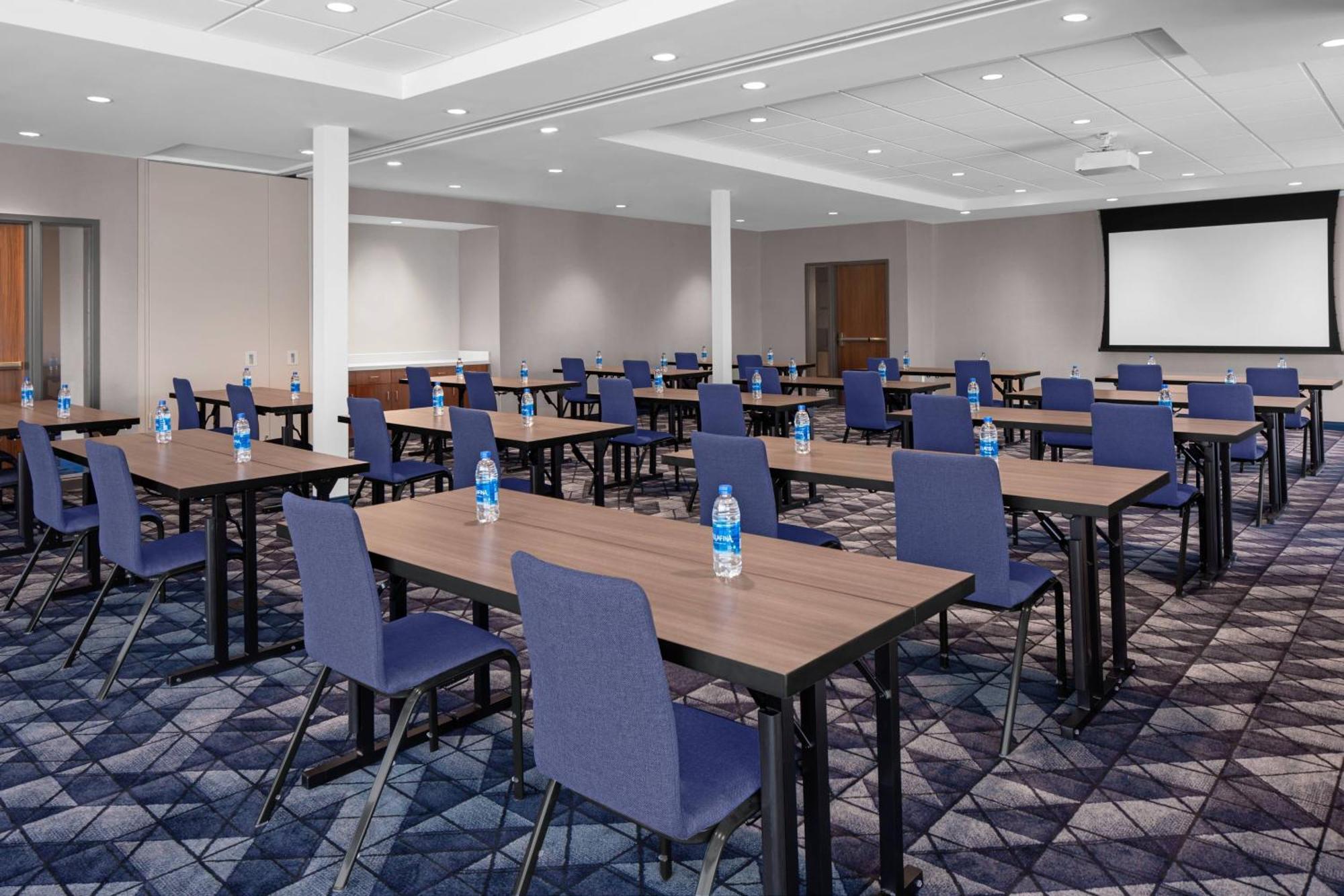 Courtyard By Marriott Lansing Downtown Hotel Екстериор снимка