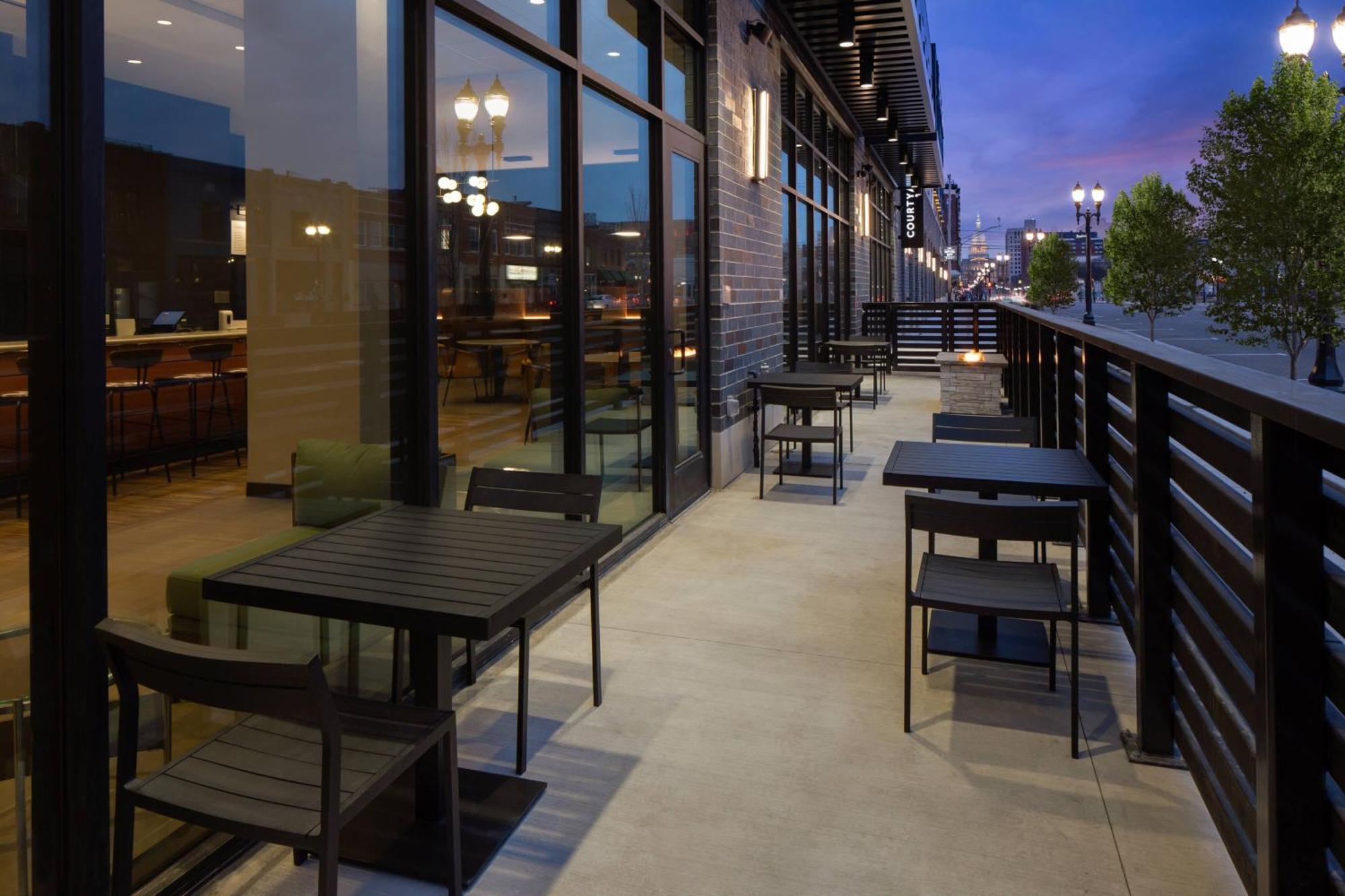 Courtyard By Marriott Lansing Downtown Hotel Екстериор снимка