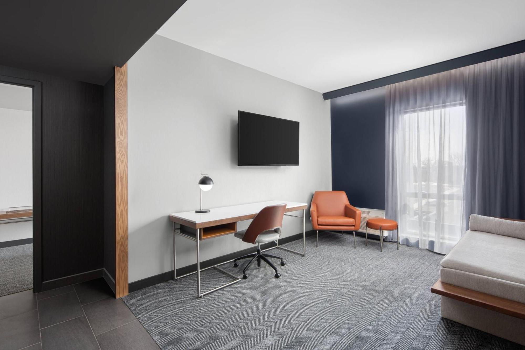 Courtyard By Marriott Lansing Downtown Hotel Екстериор снимка