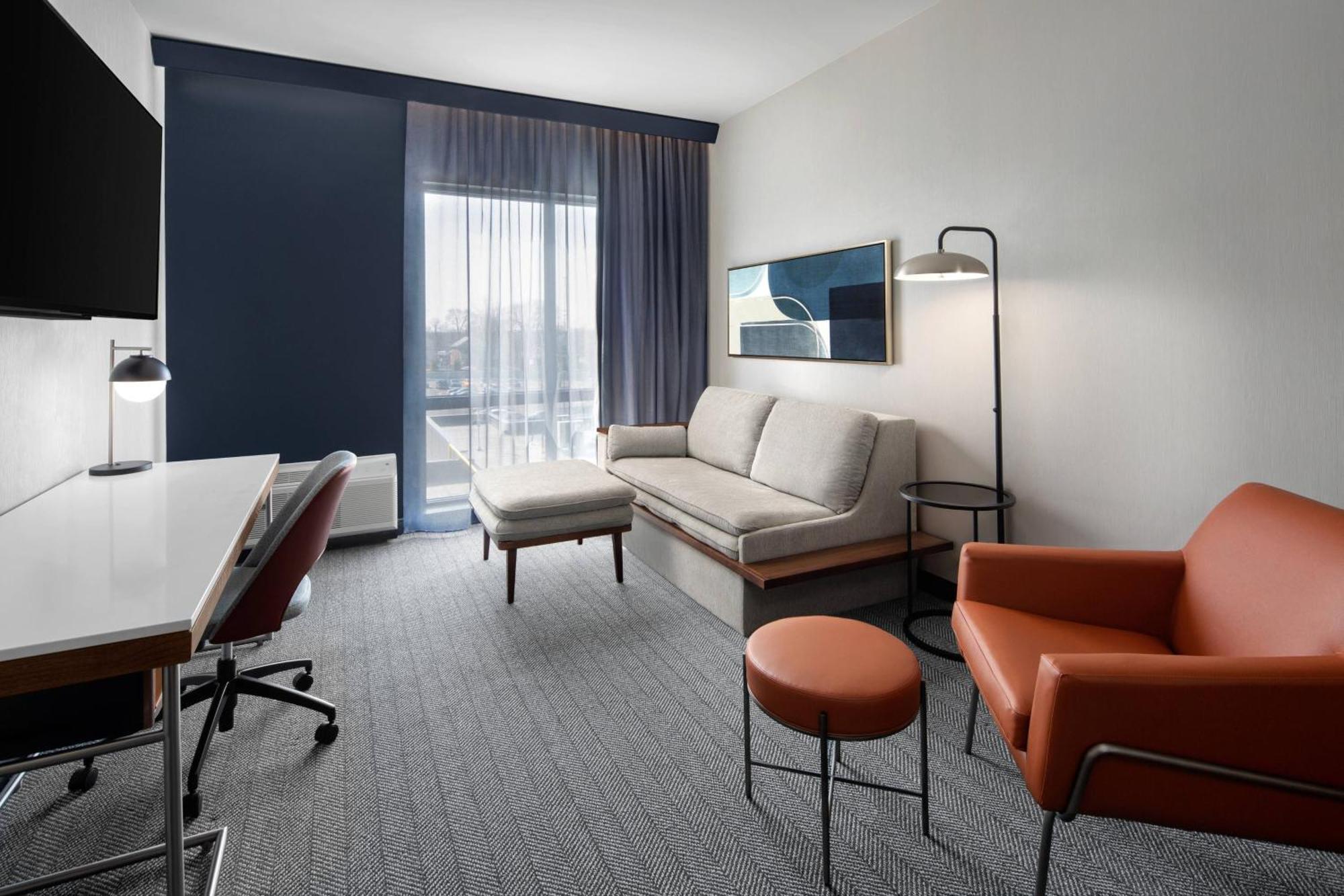 Courtyard By Marriott Lansing Downtown Hotel Екстериор снимка