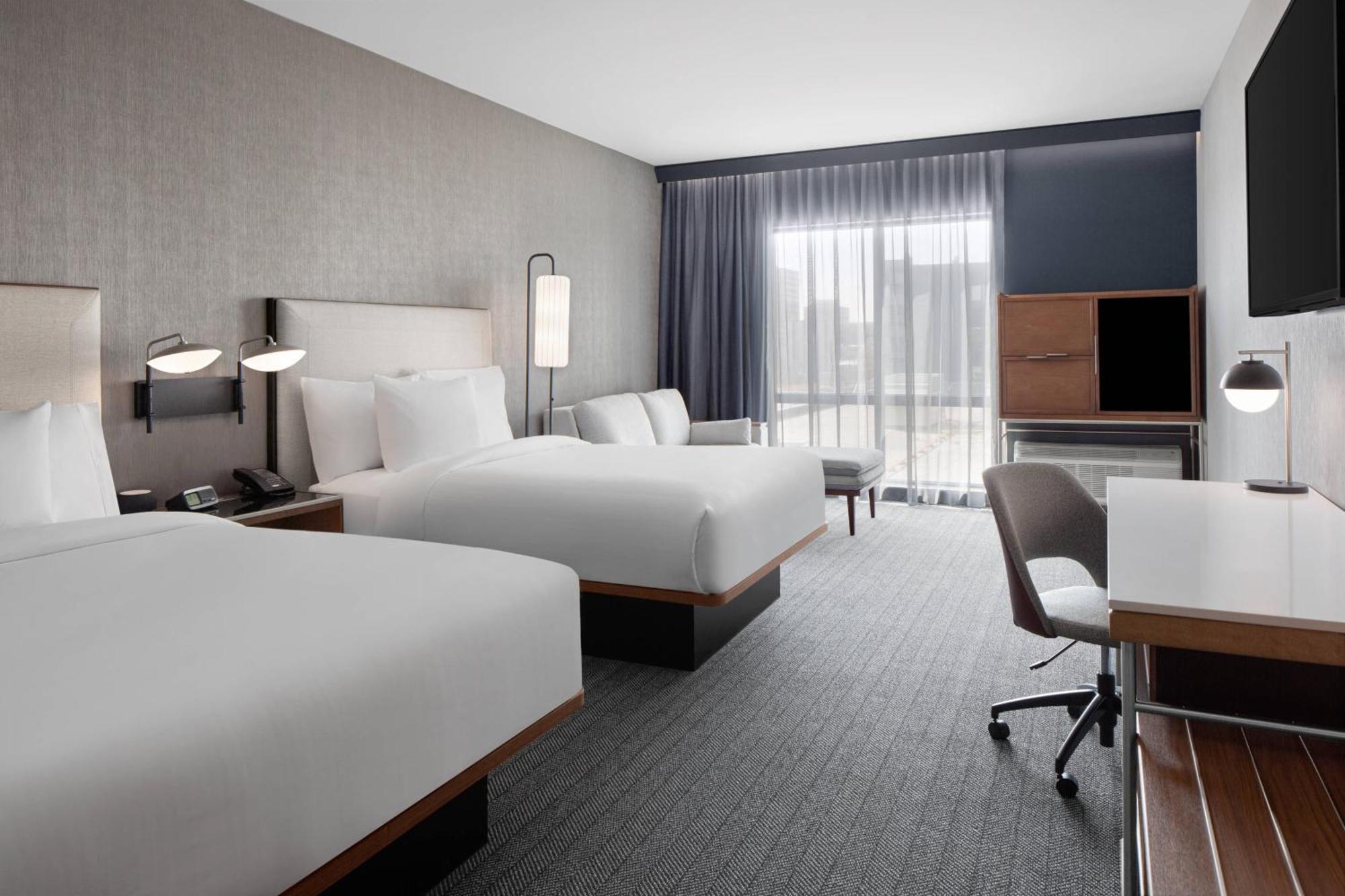 Courtyard By Marriott Lansing Downtown Hotel Екстериор снимка
