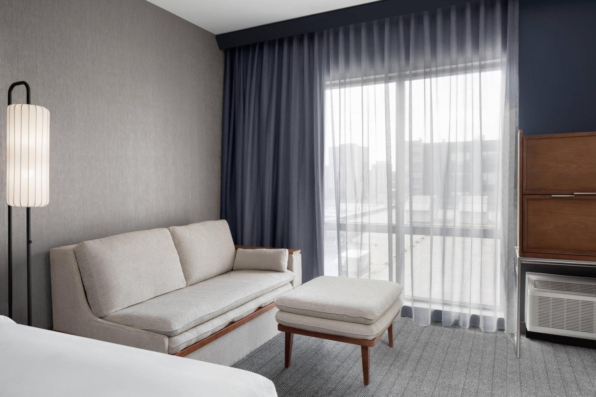 Courtyard By Marriott Lansing Downtown Hotel Екстериор снимка