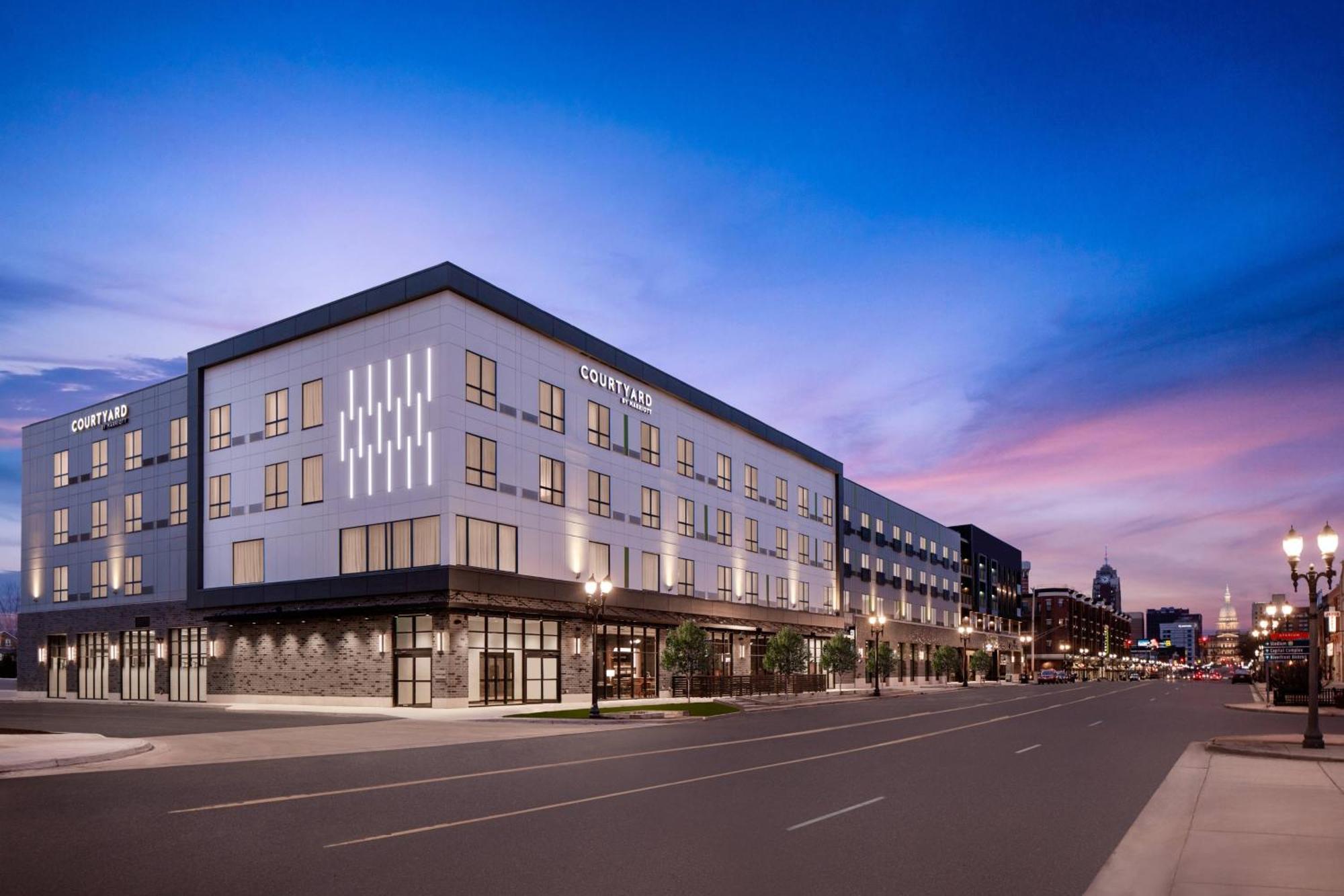 Courtyard By Marriott Lansing Downtown Hotel Екстериор снимка