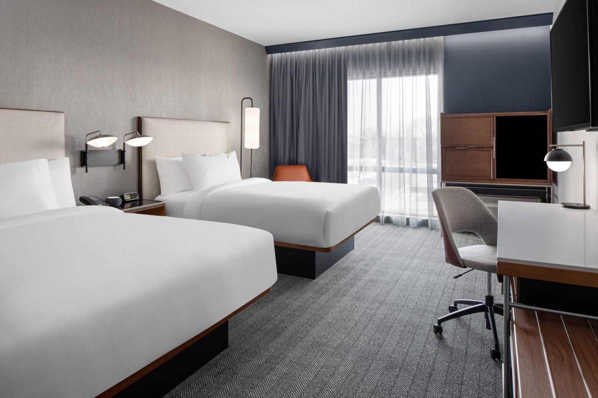 Courtyard By Marriott Lansing Downtown Hotel Екстериор снимка