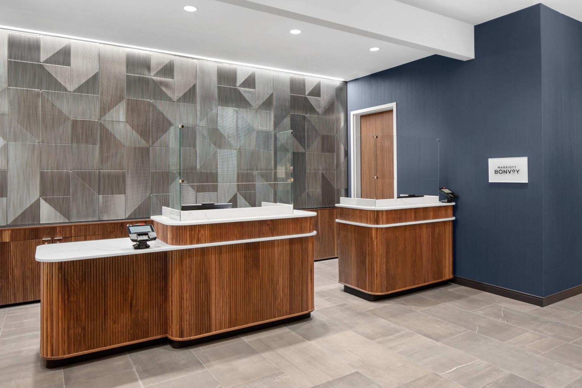 Courtyard By Marriott Lansing Downtown Hotel Екстериор снимка